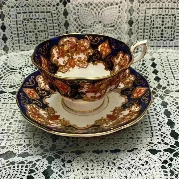 Royal Albert Heirloom Footed Cup &
Saucer england - Picture 1 of 16
